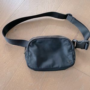 Lululemon crossbody bag - black